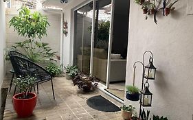 Room near Airport/ Cerca del Aeropuerto